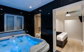 Downtown Marcius Luxury Apartment with Jacuzzi&Sauna